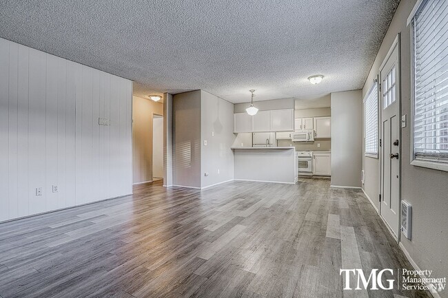 Building Photo - Great 2 Bed 1 Bath NE Gresham Condo - Wate...