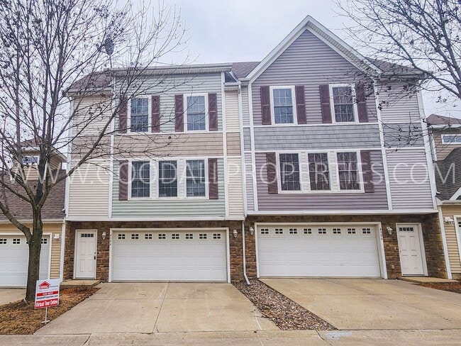 Building Photo - Wonderful Special, Wont Last!! 2 Bedroom, 2 1/2 Bath Townhome in Urbandale.