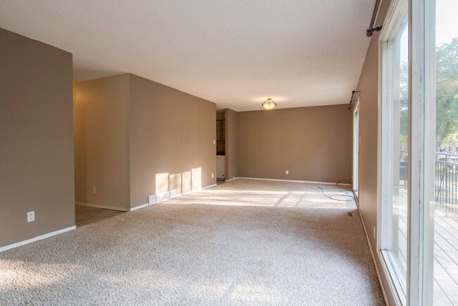 Photo - 1536 Ave C North