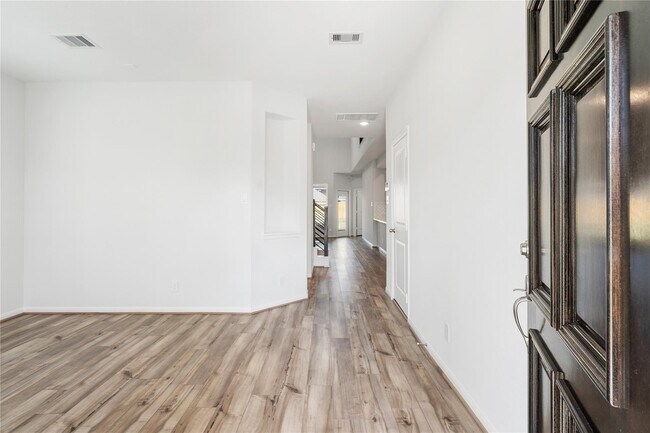 Photo - 208 Cambria Green Ln