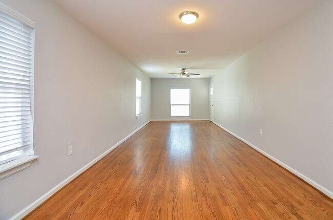 Photo - 8153 Lenore St