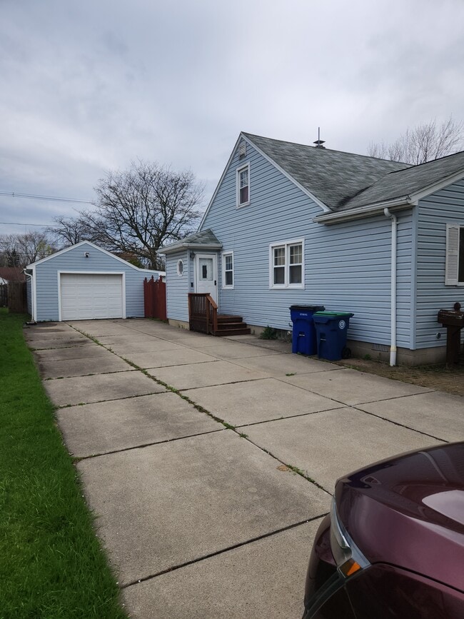 Photo - 258 Windermere Blvd