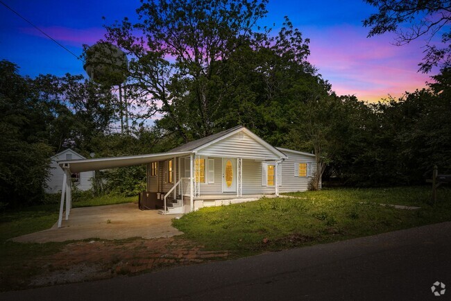 Building Photo - Stunning & Newly Renovated 3 Bedroom 2 Bat... Rental