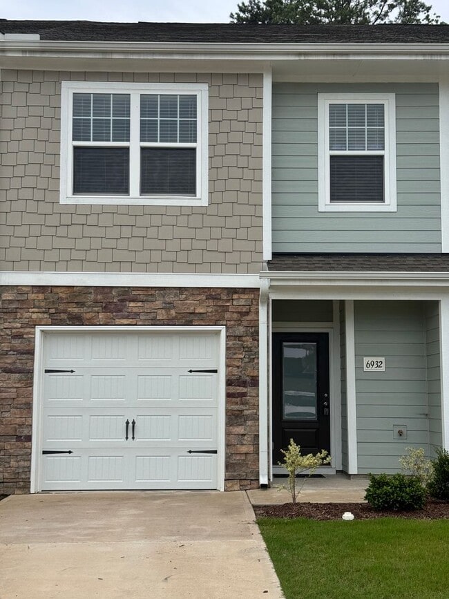 Building Photo - Convenient and Spacious Townhome