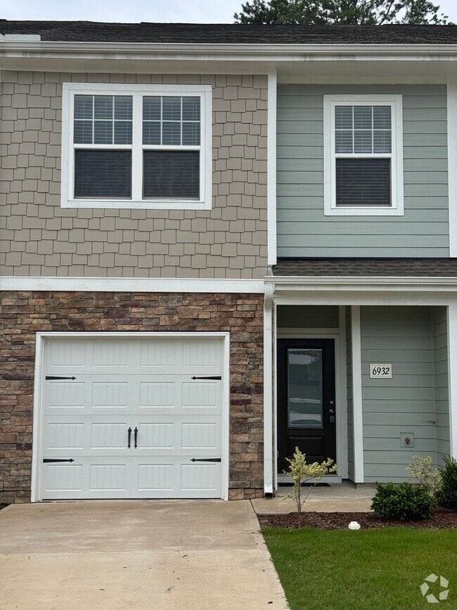 Building Photo - Convenient and Spacious Townhome