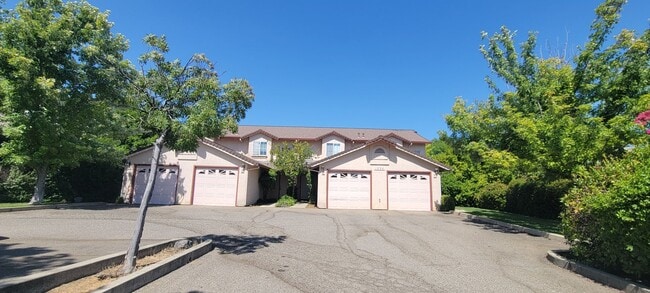 Building Photo - 1034 Burton Dr Unit B