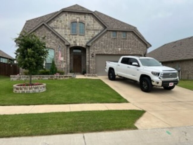 READY TO RENT 5 BEDROOM HOME on oversized lot - READY TO RENT 5 BEDROOM HOME on oversized lot
