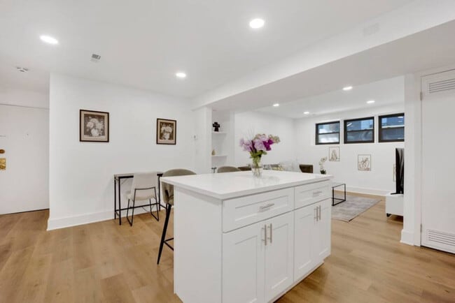 Building Photo - 503 W Wrightwood Ave Unit ID1319110P