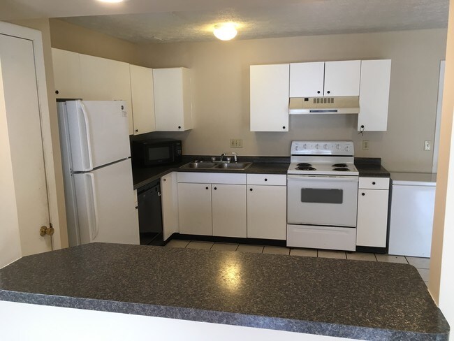 Eat-In Kitchen, Bar with Appliances Included - UNIVERSITY TOWNHOMES in KENT