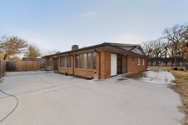 Photo - 404 Nottingham Dr