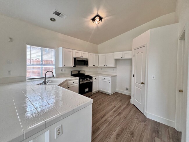 Photo - $2,595 Chestnut & Teague, 3 bedroom House - Fresno / Gated Community / New Paint & Floors