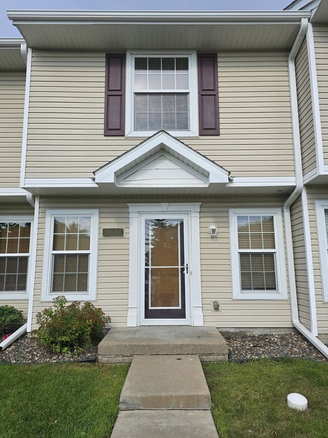 2 Level Townhouse - 2 Level Townhouse