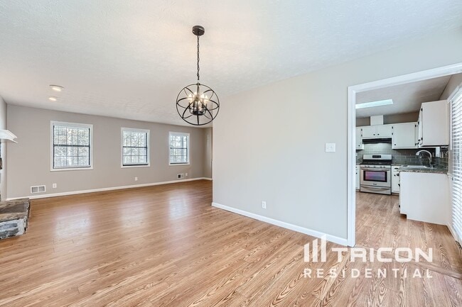 Photo - 438 Russell Rd