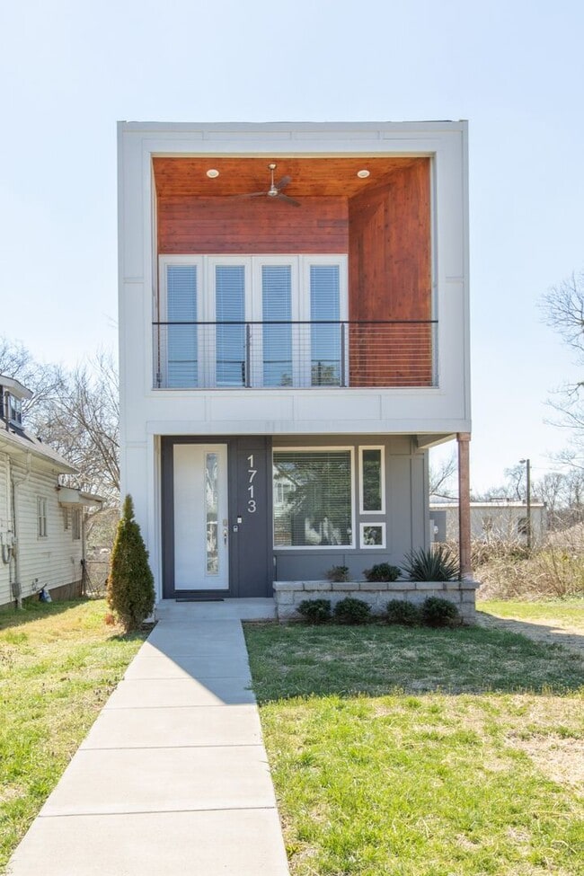 Building Photo - 3 Bed 2.5 Bath Single-Family Urban Home