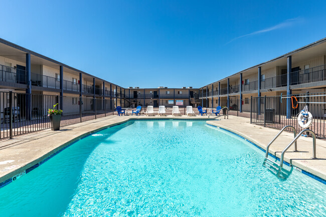 Piscina en el frente - Aspen Court Apartamentos