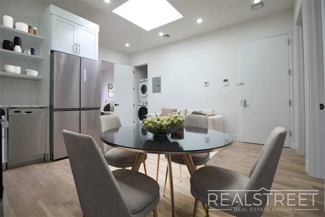 Photo - Stunning NEW 4 BED Floor Thru in Bushwick Townhouse Unidad 3