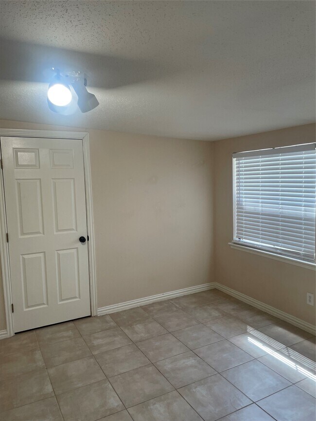 Photo - 17401 Red Oak Dr Unit 103