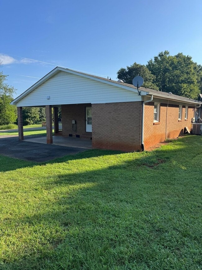 Photo - 2265 Claremont Rd
