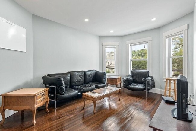 Photo - 389 Centre St Unit 1