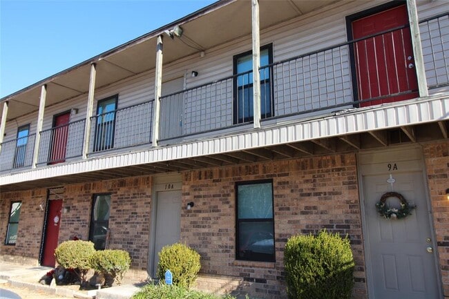 Building Photo - 1901 E Lindsey St Unit 10B Rental