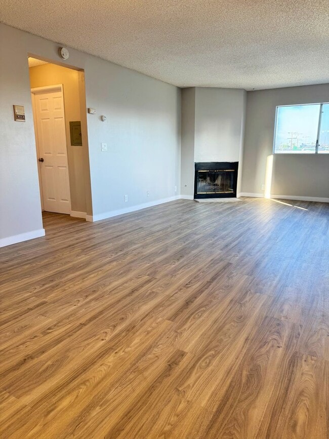 Photo - 2-Bedroom Residence with Front-Row Views on Lively 2nd Street Unidad 1009  C