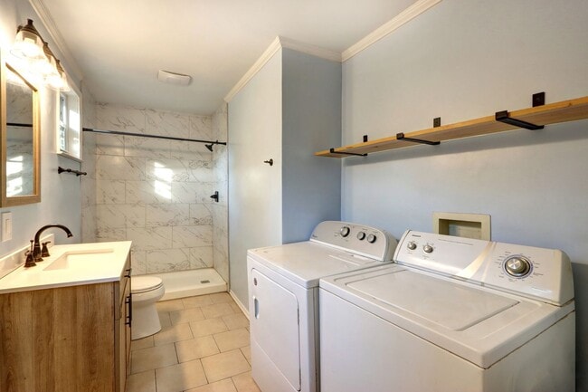 Photo - 4 Bedroom house---walk to Forsyth in 15 minutes