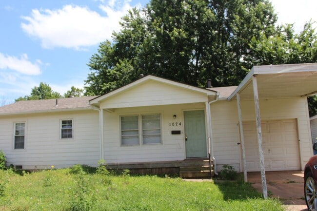Building Photo - Comfy & Practical! Rental