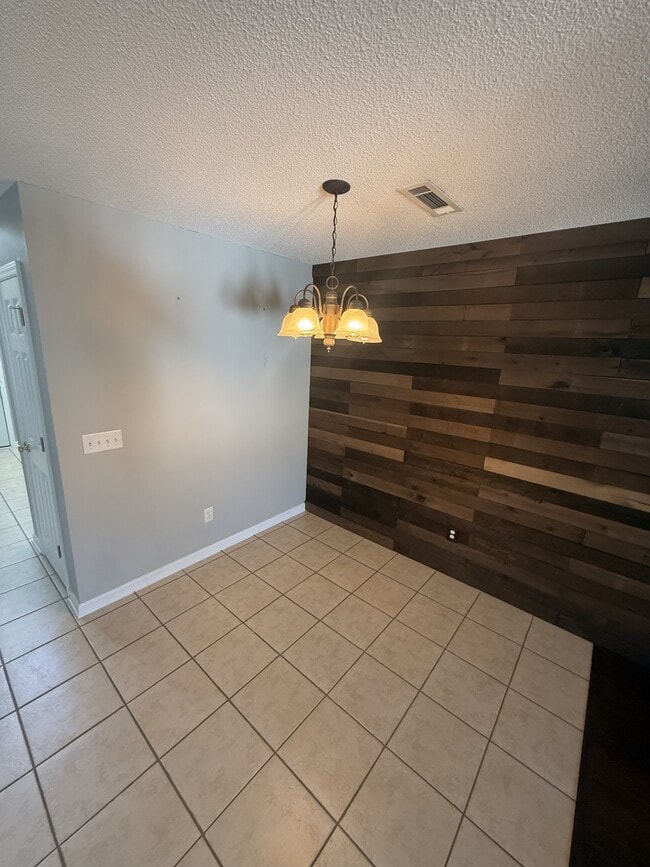 Photo - 115 Creeke Ln