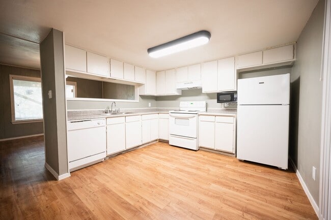 910-912 Advance St