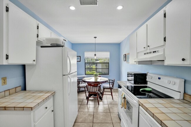 Photo - 19 Stratford Dr E Unidad F