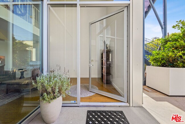 Photo - 7907 Willoughby Ave Unidad 4