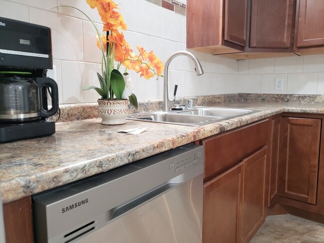 Building Photo - 5825 Balsam Rd Unit 3