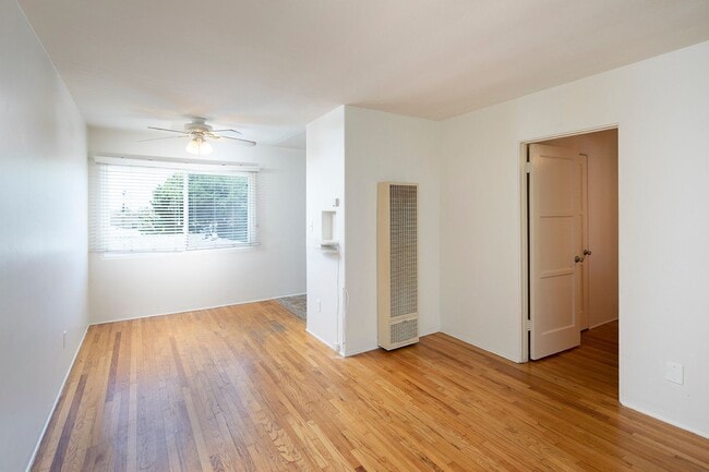 Building Photo - *OPEN HOUSE: 8/2 10-11AM* Vintage Charm in... Unit 08