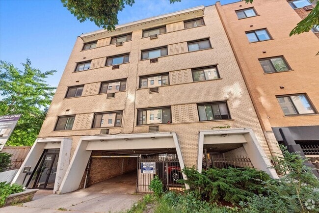 Building Photo - 6211 N Kenmore Ave Rental