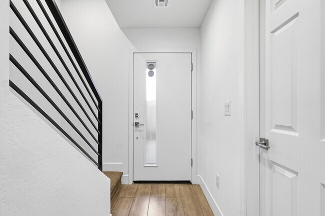Photo - 820 N 8th Ave
