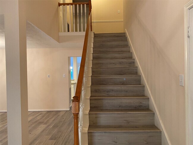 Photo - 215 W New Meadows Dr