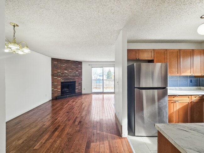 Photo - 1515-1536 36 St SE