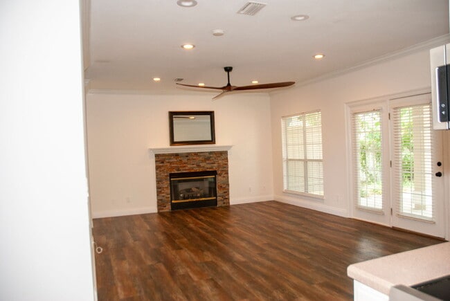 Photo - Luxury 3 bedroom 3.5 bath home in GATED co... Unit 103