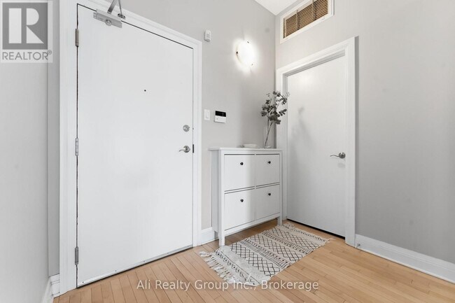 Photo - 300 Powell Ave Unité 307