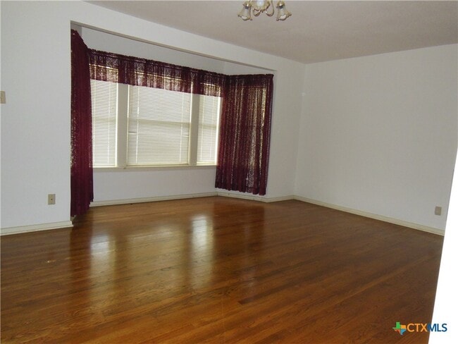 Photo - 391 Oakcrest Dr