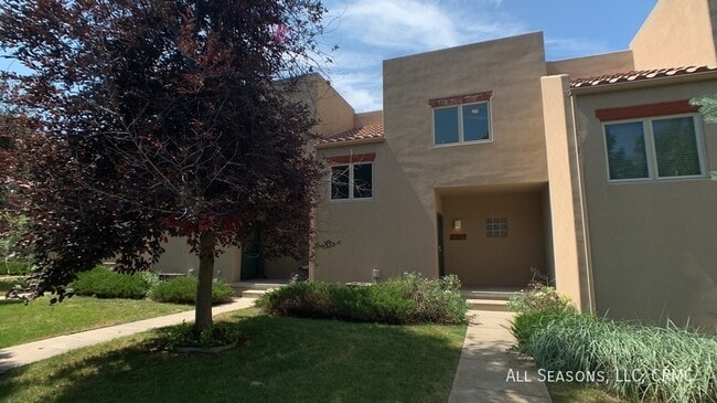 Building Photo - 2707 W Pikes Peak Ave Rental