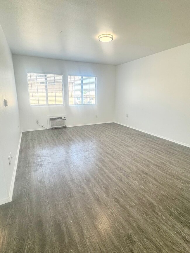 7230-32 TUJUNGA AVE,