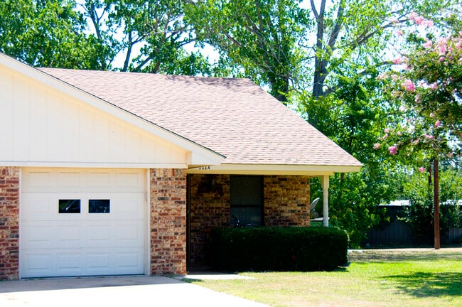 Photo - 111 Willow Ln