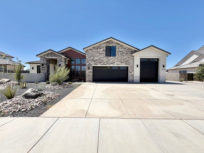 Building Photo - Beautiful Modern 5 Bedroom Home!! Furnished or Unfurnished option!!