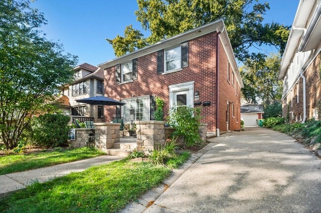 Building Photo - 1700 E Menlo Blvd