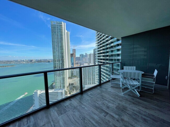 Building Photo - 650 NE 32nd St Unit 3005 Rental