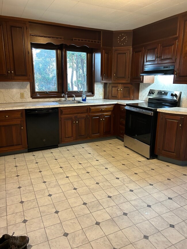 Kitchen - 918 E 7th St Unit First Floor