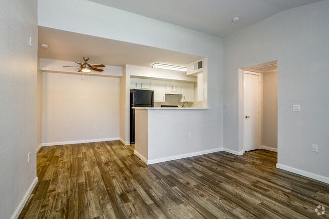 2BR, 2BA - 920SF