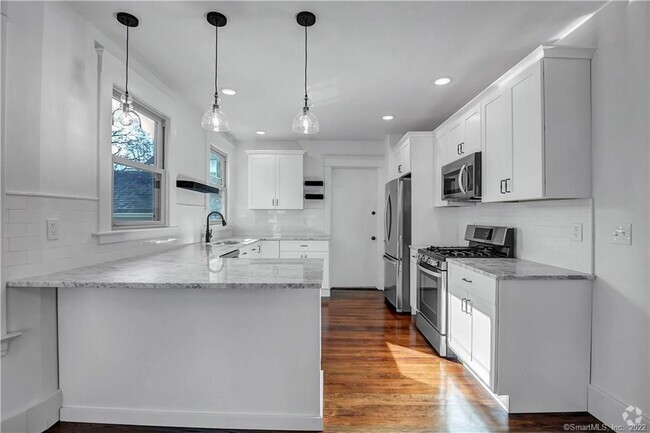 Building Photo - 928 Elm St Unit 1 Rental