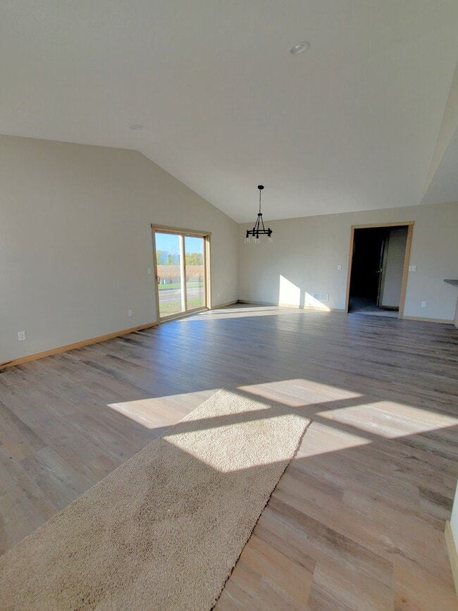 Photo - 685 Heritage Ln